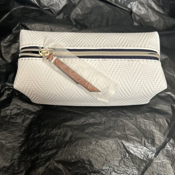 Estée Lauder Elegant White Cosmetic Makeup Travel Brush Toiletry Bag Zipper New - Picture 1 of 8
